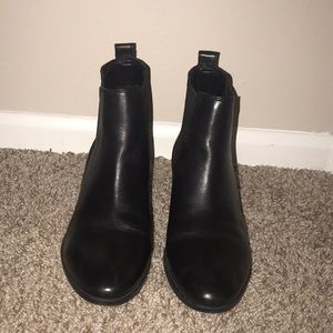 Black leather Steve Madden booties